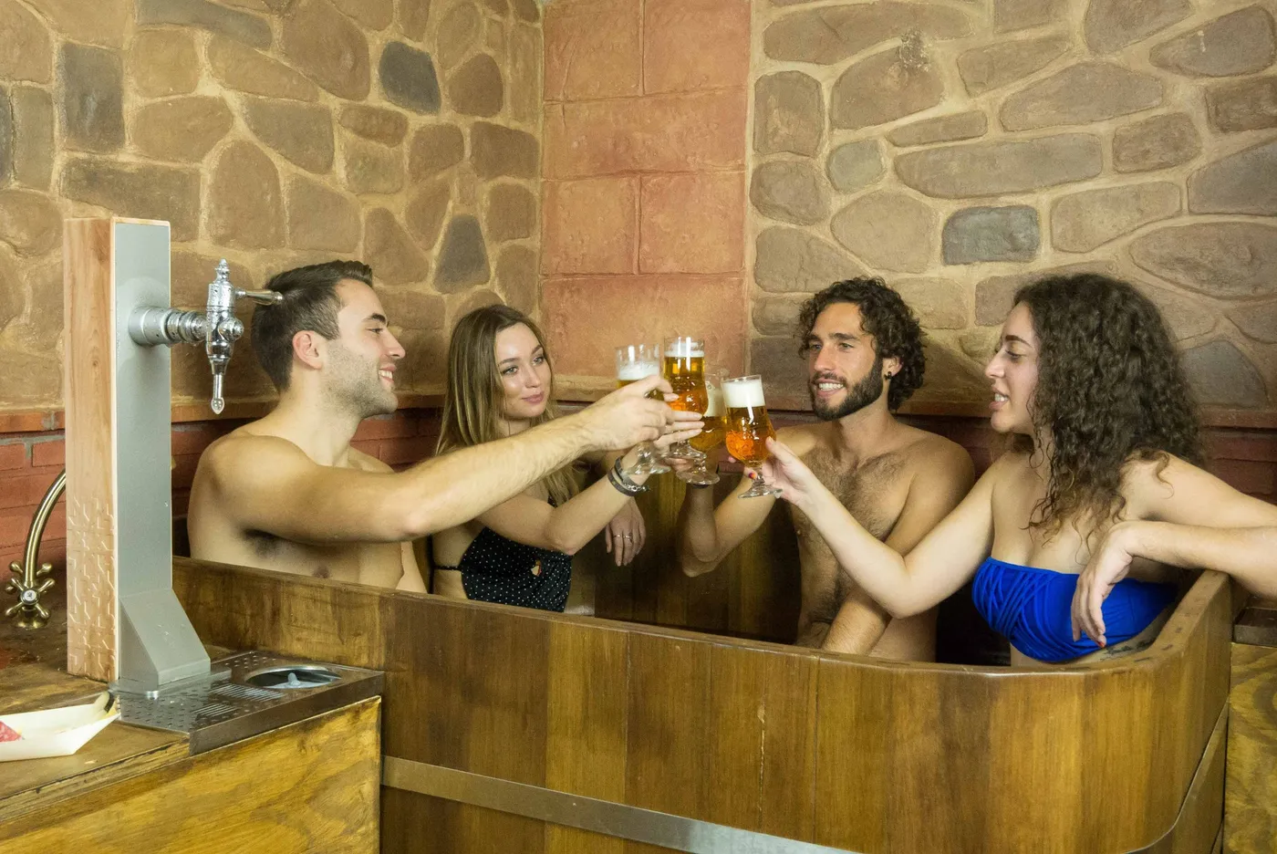brindis-con-cerveza-en-la-bañera