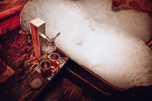 El Confidencial recomienda los spas de cerveza como experiencia “curiosa” en España
